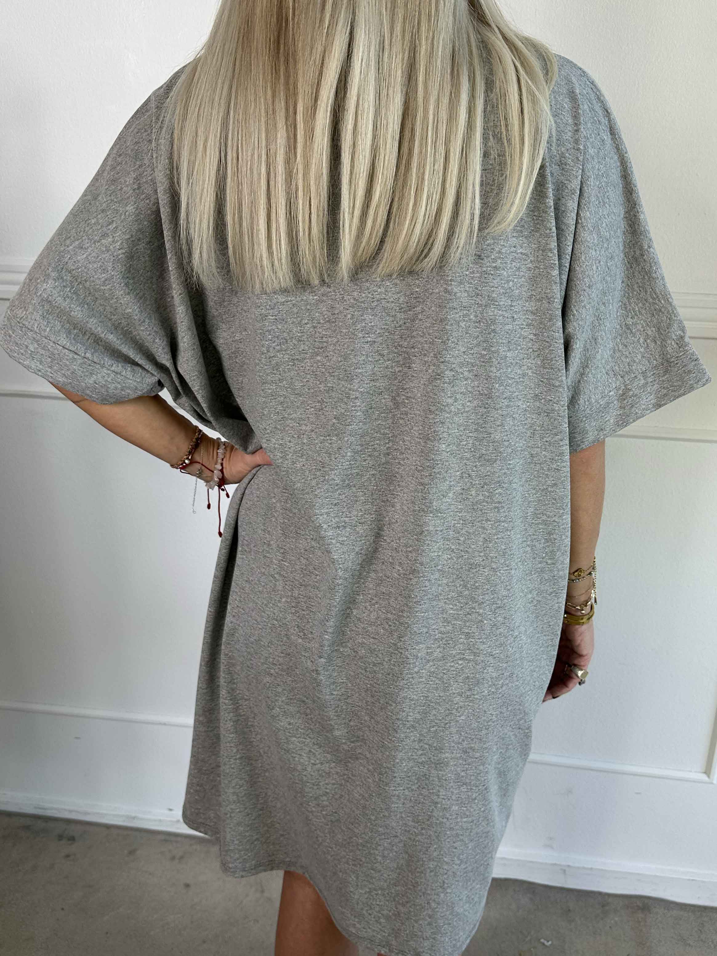 Mintu Dress - T-shirtkjole i bomuld med similisten